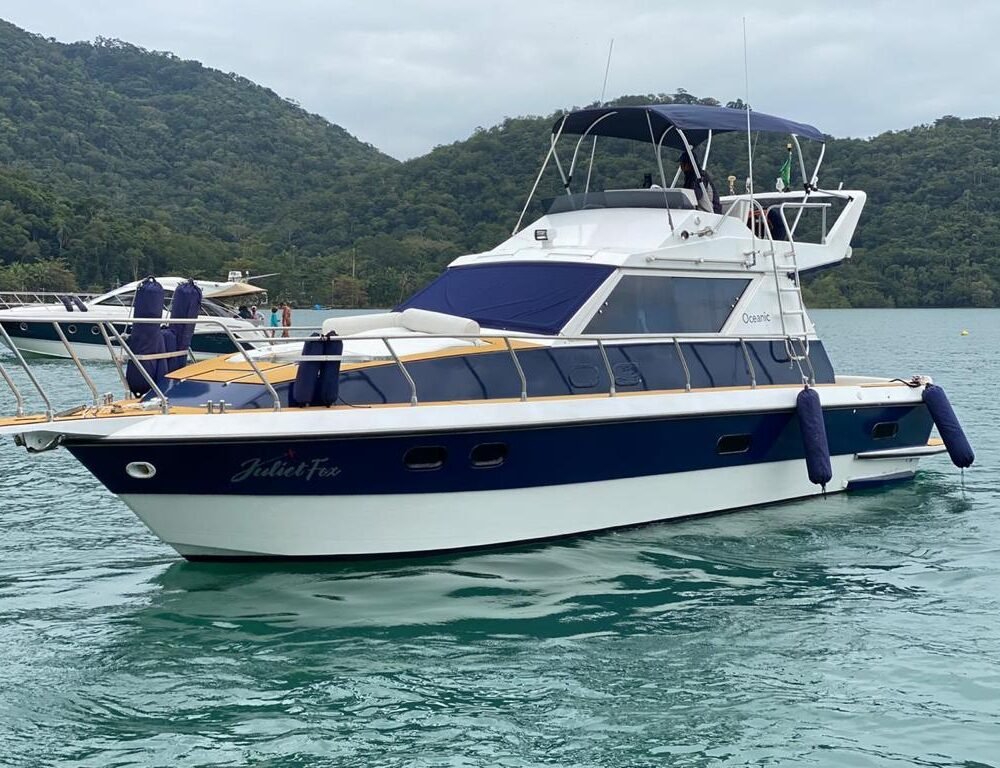 Lancha Oceanic 32 ancorada em Angra dos Reis, destacando seu design sofisticado para passeios exclusivos na região.