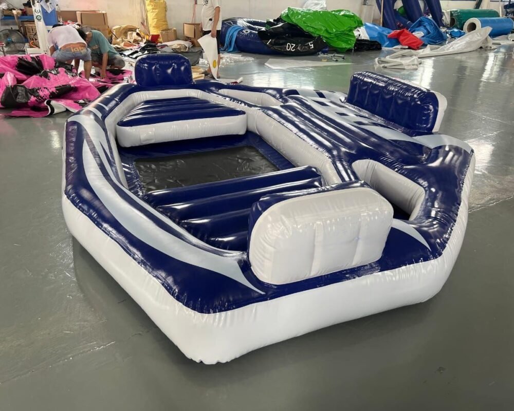 Colchão inflável azul e branco para aluguel de barco ou lancha, perfeito para lazer durante passeios de barco no Iate Ferretti 850.