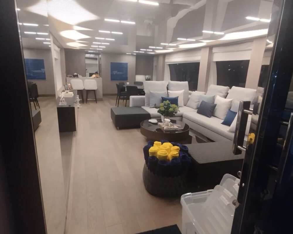 Interior luxuoso do Iate Ferretti 850, perfeito para aluguel de lancha em Angra dos Reis, com sofás confortáveis e iluminação elegante.