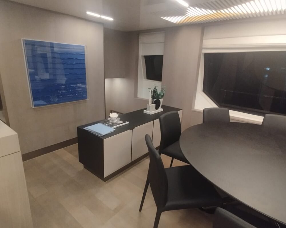 Espaço de jantar do Iate Ferretti 850, ideal para passeios de lancha de luxo em Angra dos Reis, com decoração refinada e conforto superior.