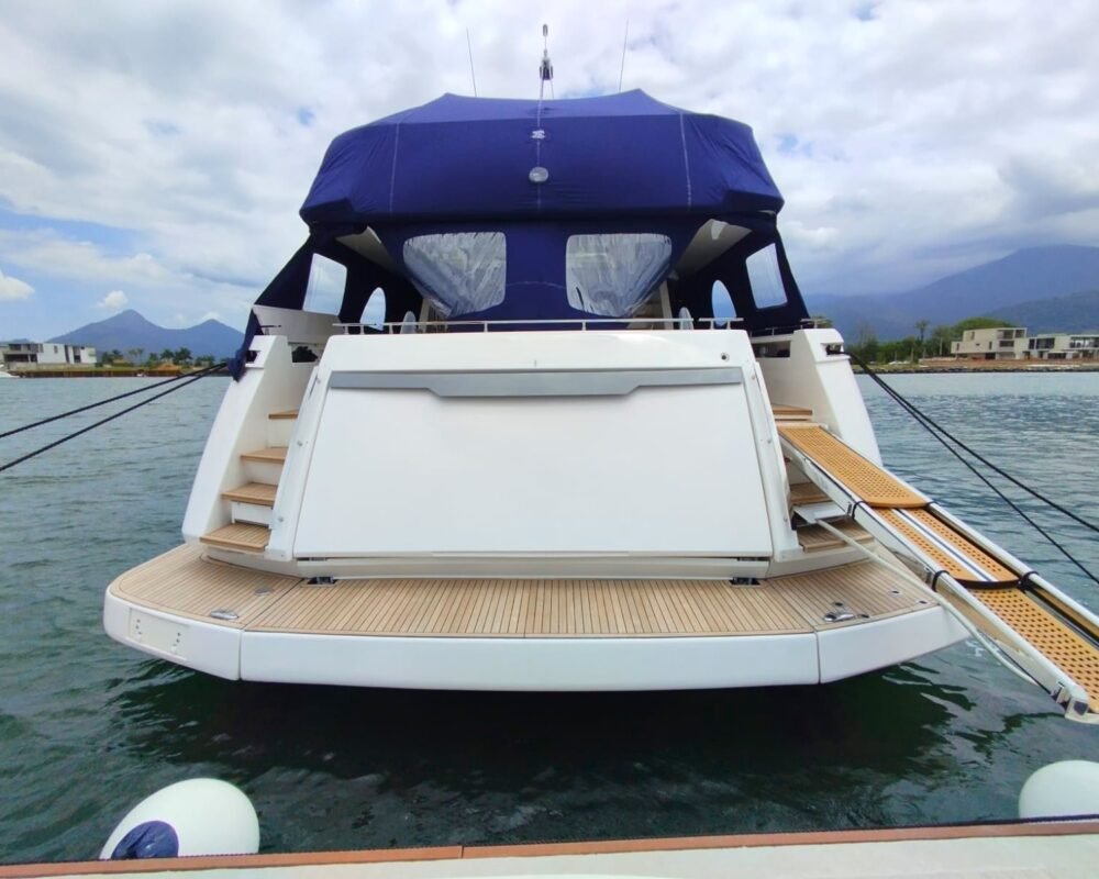 Parte traseira do Iate Ferretti 850, com plataforma de acesso ao mar, ideal para passeios de barco em Angra dos Reis com conforto e sofisticação.