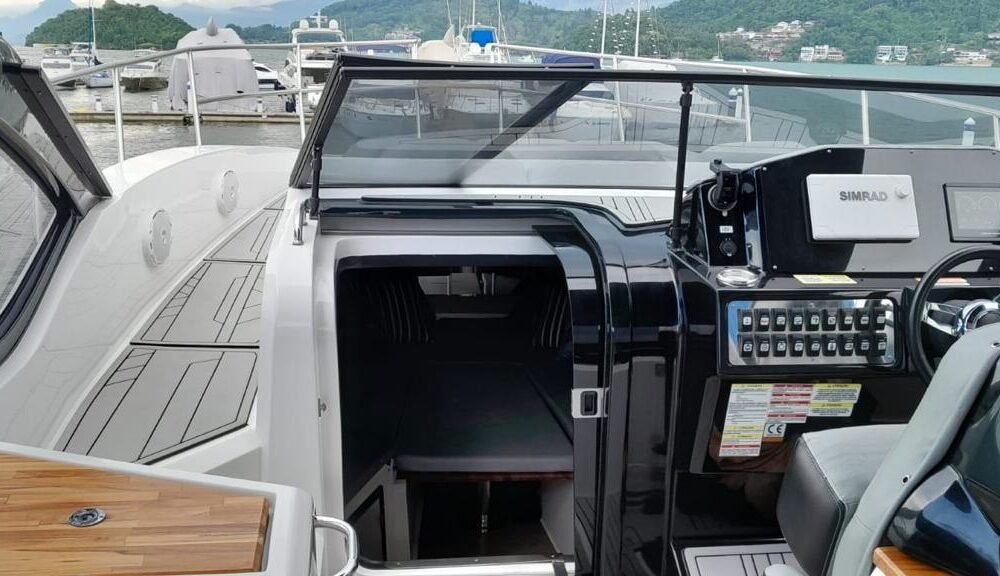 Painel de controle moderno da lancha NHD 34 pés, com equipamentos de navegação avançados, em Angra dos Reis.