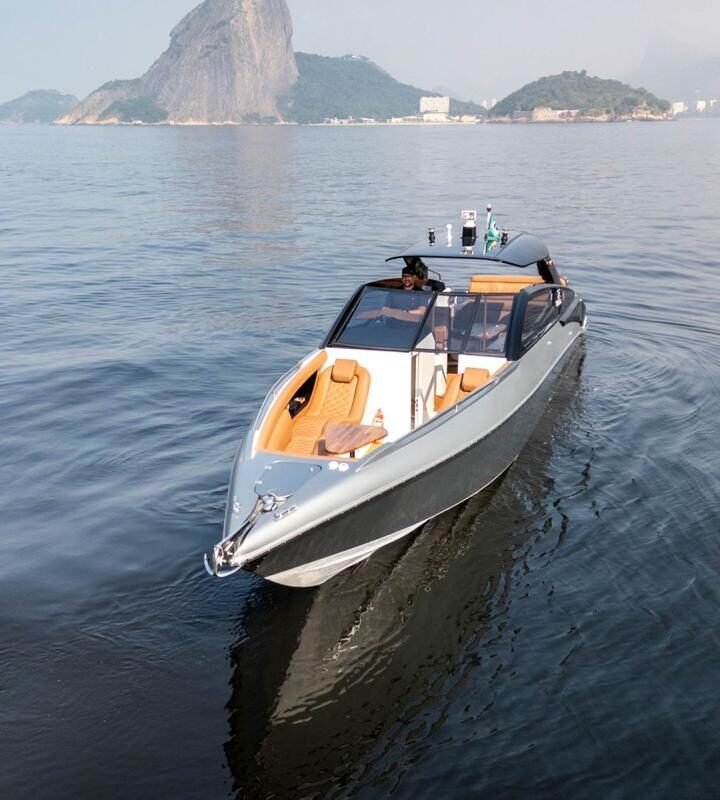 Lancha AZOV Z380s navegando calmamente em águas calmas com vista do litoral do Rio de Janeiro.