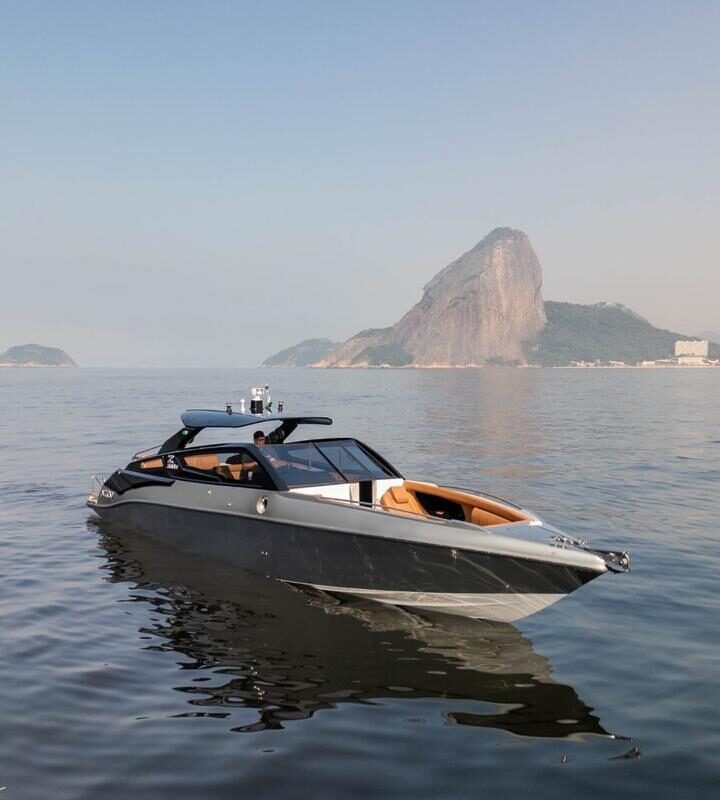 Lancha AZOV Z380s parada em frente ao Pão de Açúcar no Rio de Janeiro.