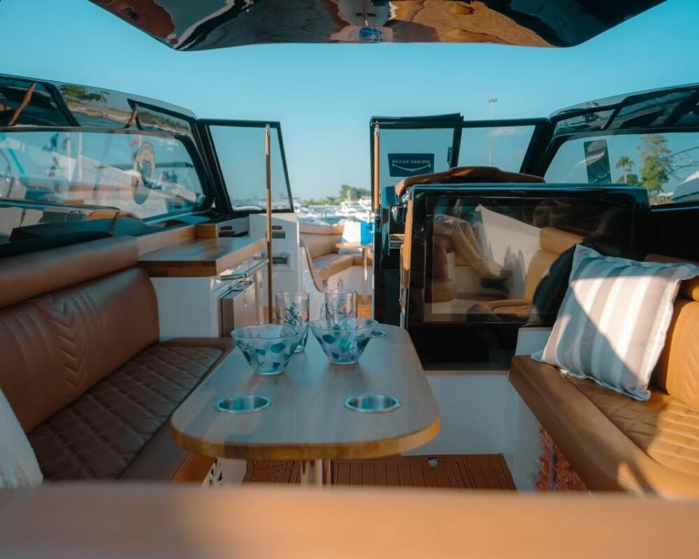 Interior da lancha AZOV Z380s com área gourmet, bancos estofados e som JBL no Rio de Janeiro.