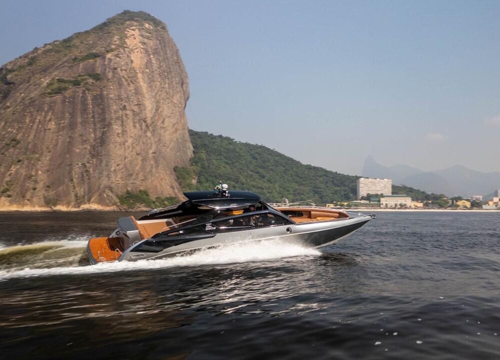 Lancha AZOV Z380s navegando em um passeio de lancha próxima ao Pão de Açúcar no Rio de Janeiro.