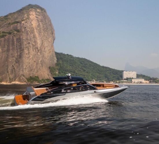 Lancha AZOV Z380s navegando em um passeio de lancha próxima ao Pão de Açúcar no Rio de Janeiro.