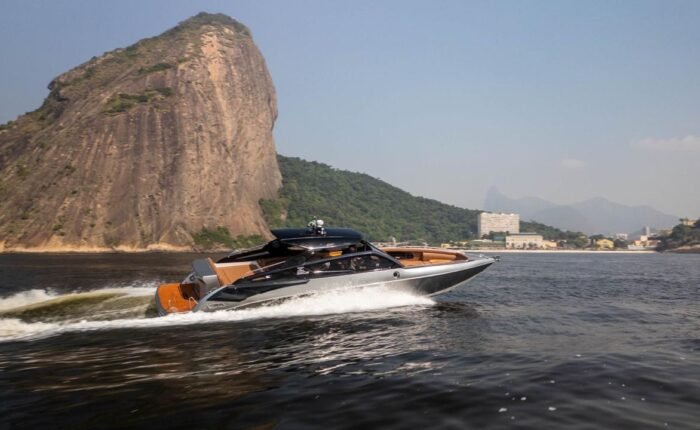 Lancha AZOV Z380s navegando em um passeio de lancha próxima ao Pão de Açúcar no Rio de Janeiro.