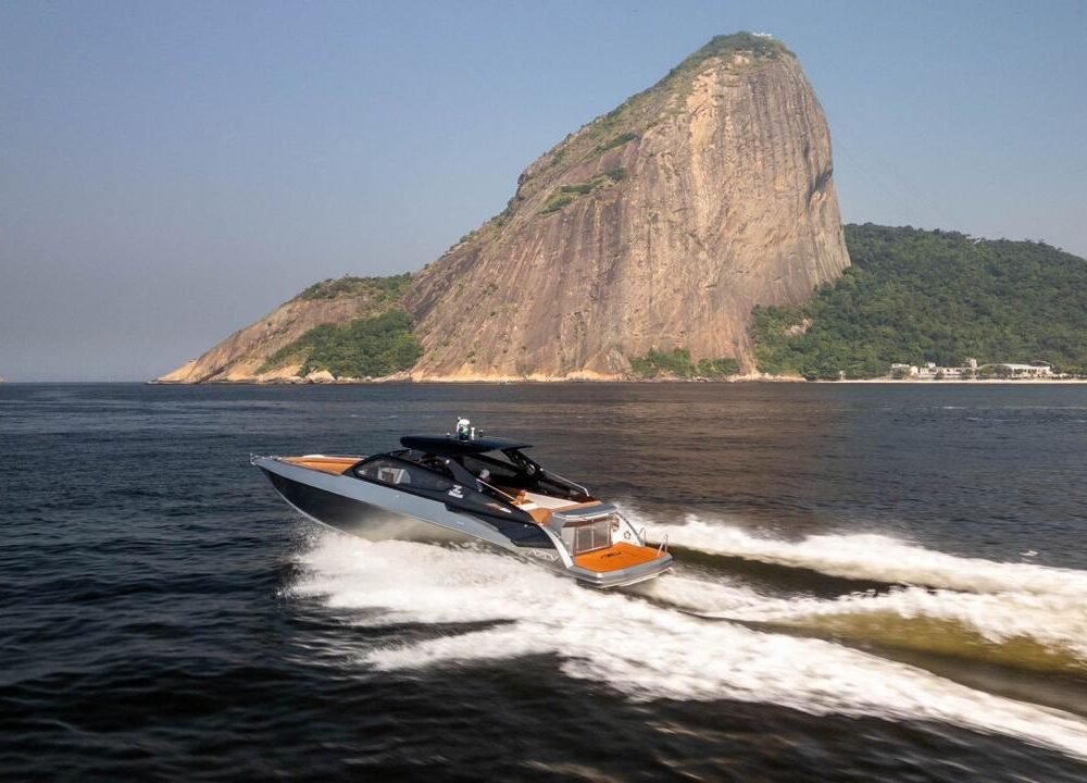 Lancha AZOV Z380s navegando com o Pão de Açúcar ao fundo em um dia ensolarado.