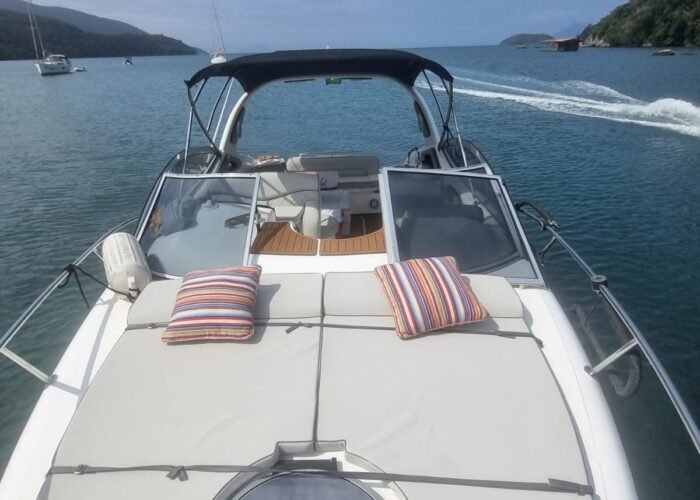 Proa da Phantom 290 vista de cima durante navegação em Angra dos Reis, com ilhas ao fundo