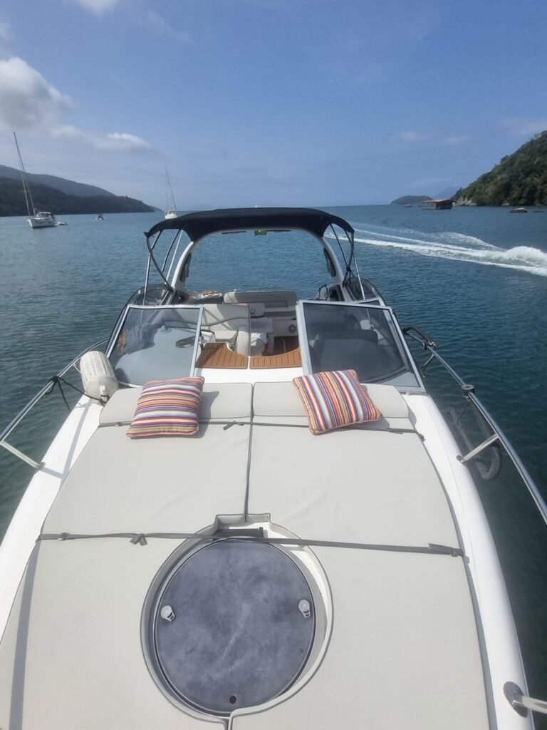 Proa da Phantom 290 vista de cima durante navegação em Angra dos Reis, com ilhas ao fundo