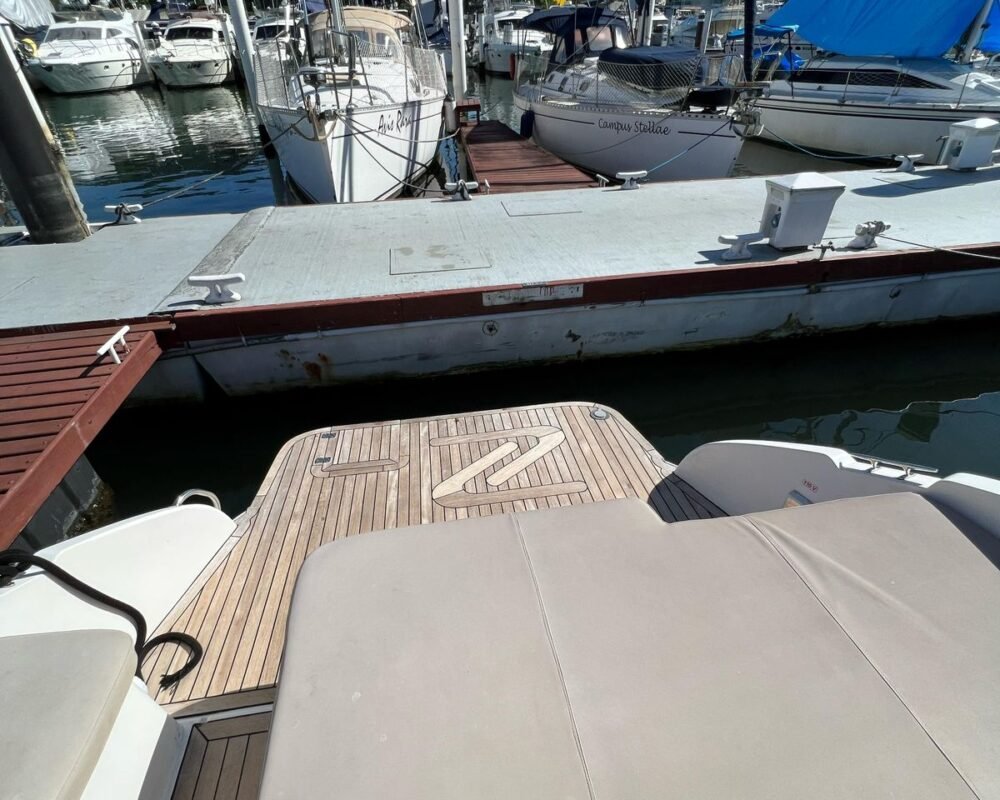 Vista da plataforma de acesso da lancha Real 32 na Marina BR Ribeira, ideal para passeios em Angra dos Reis.