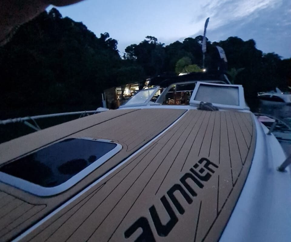 Detalhe do deck da lancha Runner 29 com acabamento em madeira, ideal para passeios privativos em Angra dos Reis.