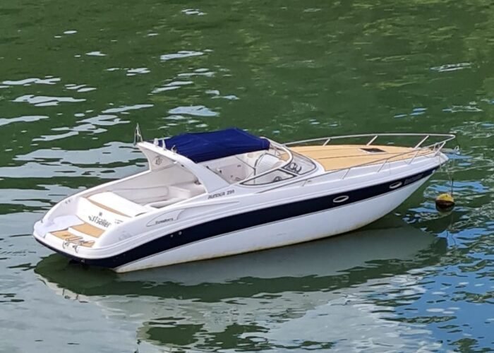 Vista aérea da lancha Runner 29 ancorada em águas cristalinas de Angra dos Reis, pronta para aluguel.