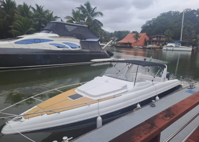 Detalhe do convés da Lancha Runner 33, destacando o acabamento em madeira e a estrutura confortável para passeios de lancha em Angra dos Reis.