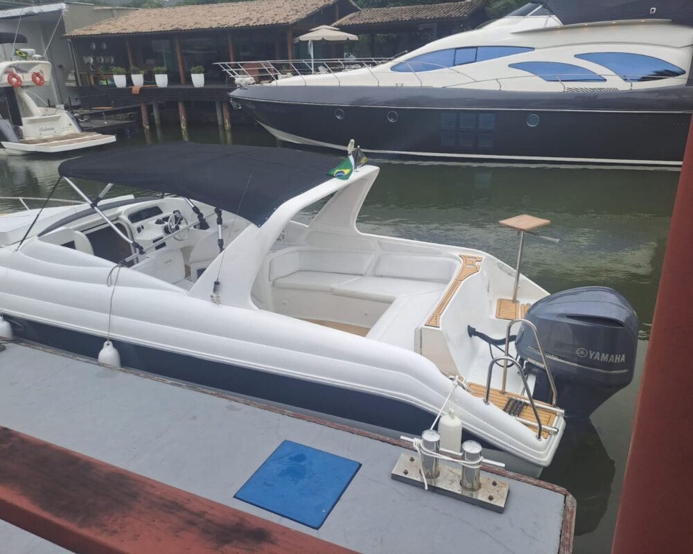 Lancha Runner 33 atracada, com vista lateral mostrando o design elegante e a estrutura ideal para passeios privativos em Angra dos Reis.