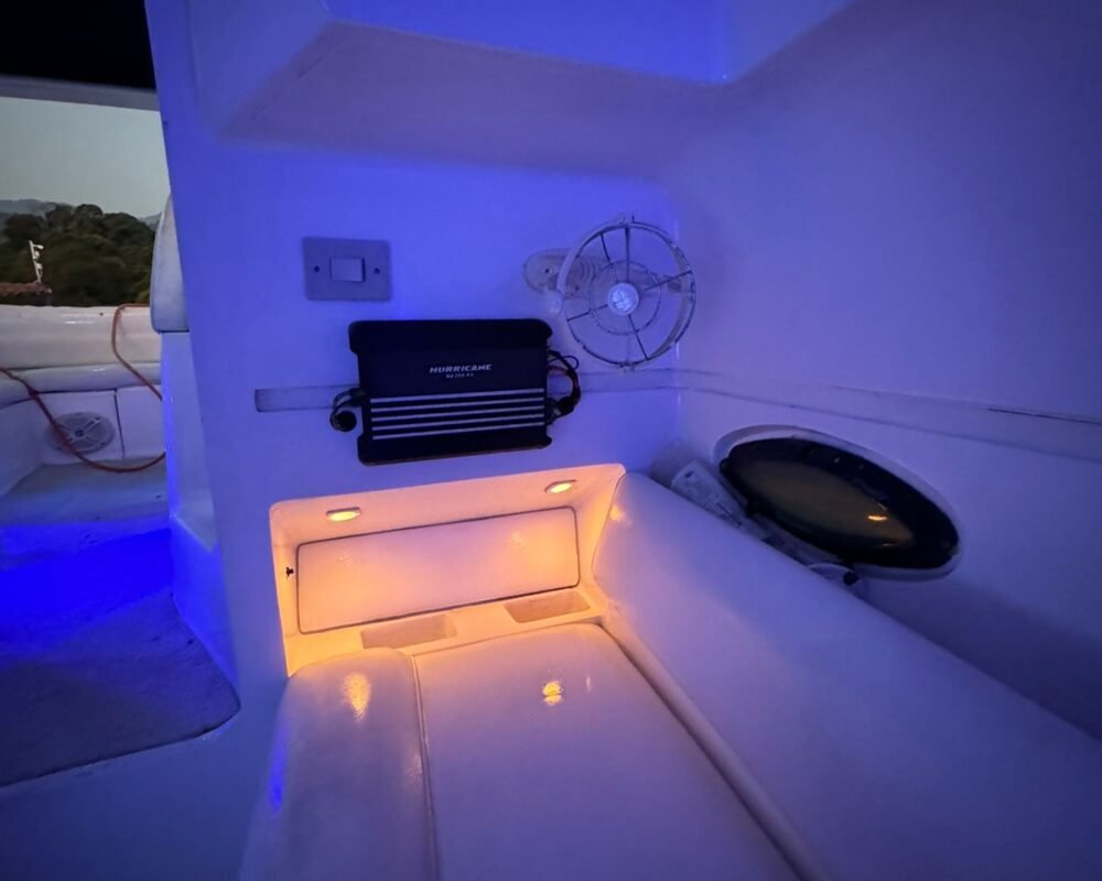 Interior iluminado da Lancha Runner 33, ideal para passeios privativos em Angra dos Reis.