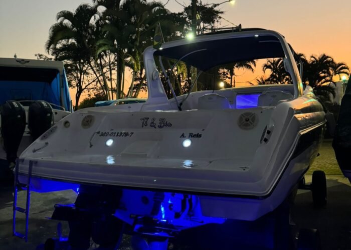 Vista externa da Lancha Runner 33 ao pôr do sol, pronta para passeios exclusivos em Angra dos Reis.