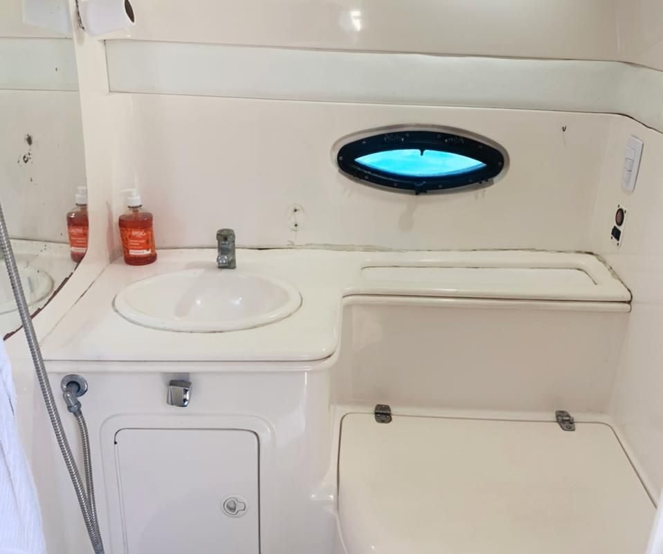 Banheiro a bordo da Lancha Runner 38 disponível durante o passeio privativo em Búzios.