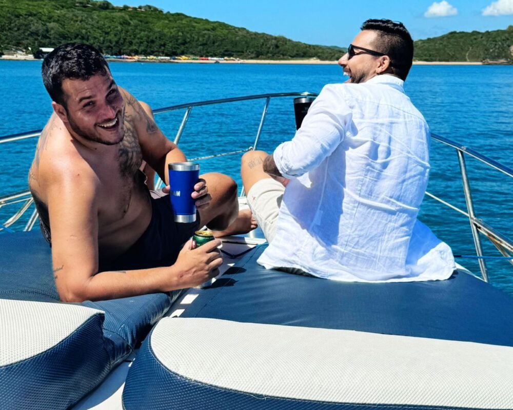 Passageiros curtindo o passeio na área frontal da Lancha Runner 38 em Búzios.