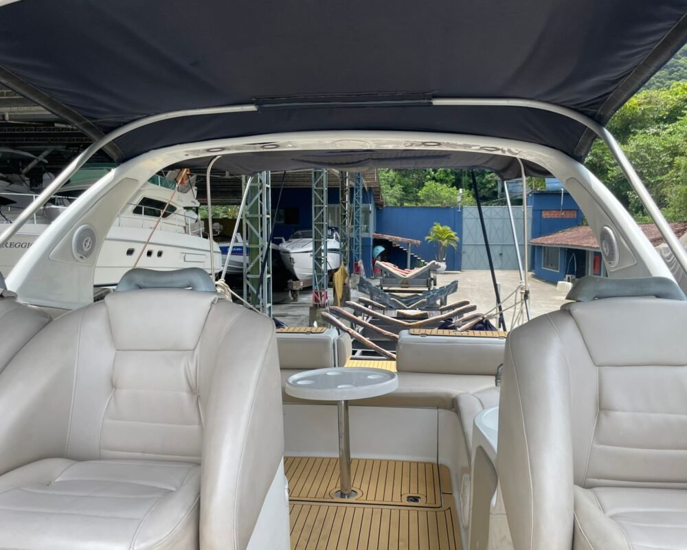 Interior da lancha Runner 410 com poltronas confortáveis, ideal para passeios de lancha em Angra dos Reis.