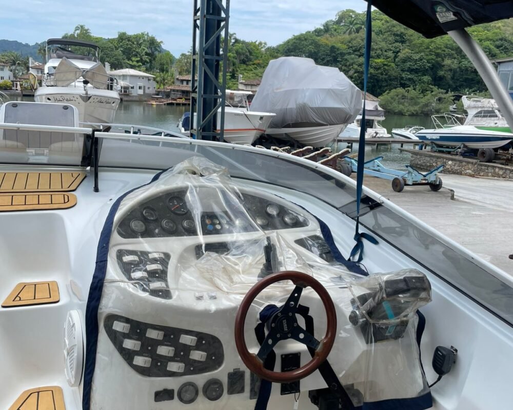 Painel de controle avançado da lancha Runner 410, com equipamentos de navegação para passeios seguros em Angra dos Reis.