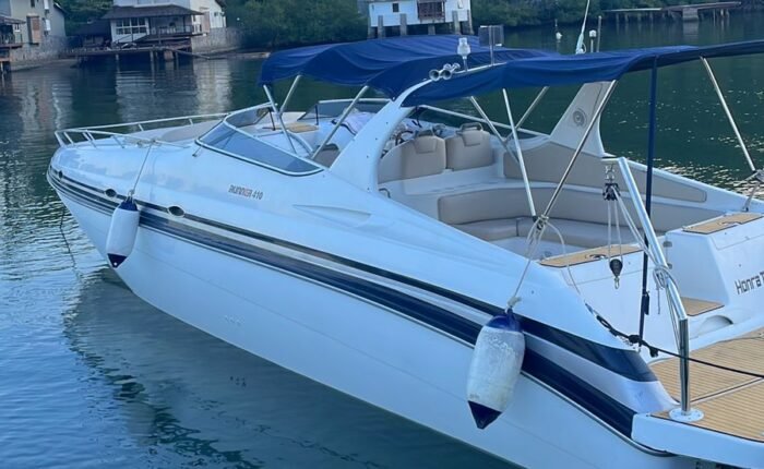 Lancha Runner 410 em Angra dos Reis vista lateral na água