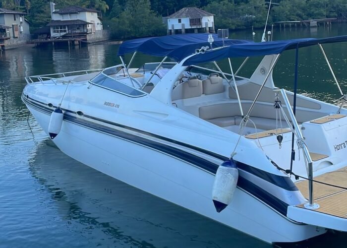 Lancha Runner 410 em Angra dos Reis vista lateral na água