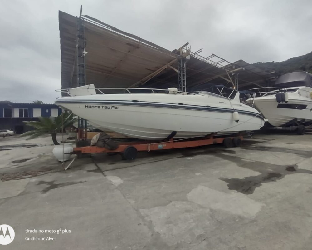 Lancha Runner 410 na marina, com estrutura elegante para passeios exclusivos em Angra dos Reis.