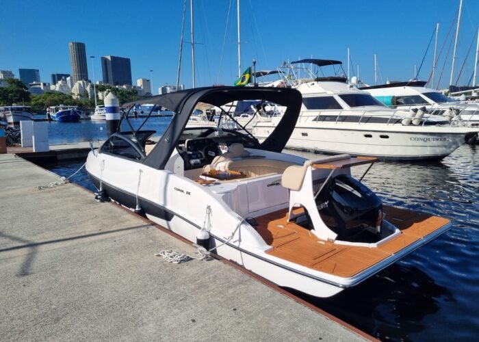 Lancha Coral 26 atracada na Marina da Glória, com design elegante e espaço confortável para os passageiros.