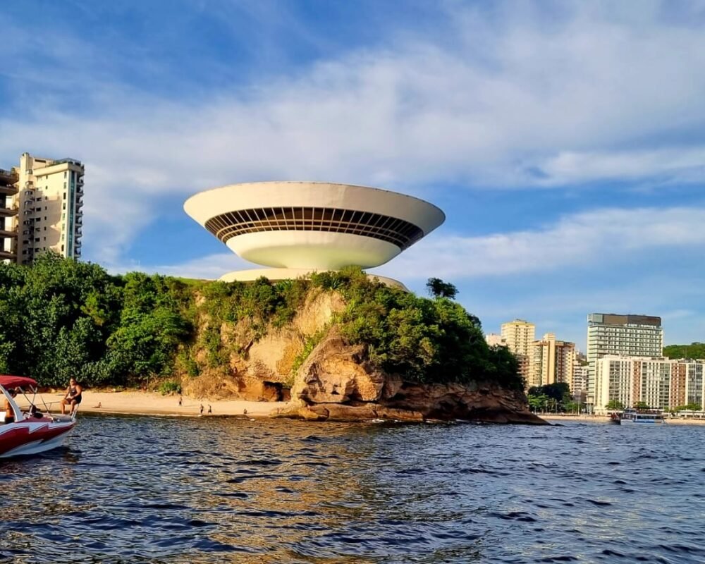 Vista do Museu de Arte Contemporânea (MAC) de Niterói, fotografado a partir de um passeio de lancha.