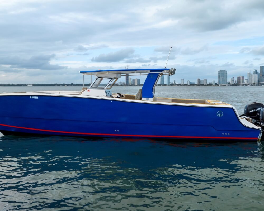 Lancha PowerCat 38' azul ancorada em Miami com a cidade ao fundo.