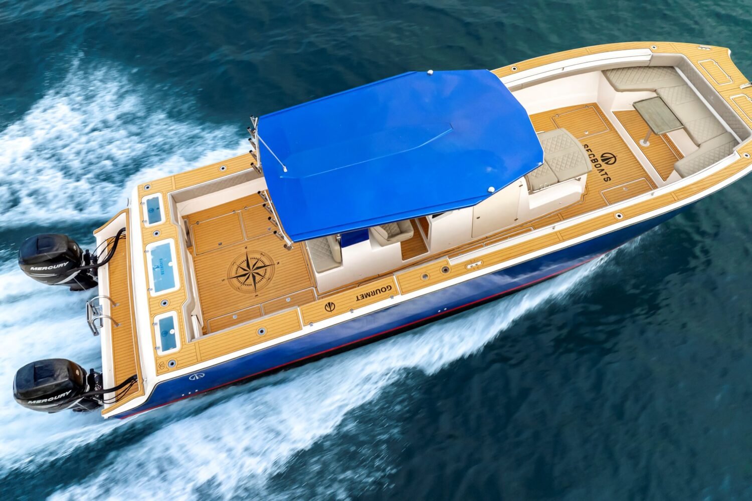 Lancha PowerCat 38' navegando rapidamente sobre as águas, mostrando seus motores potentes.