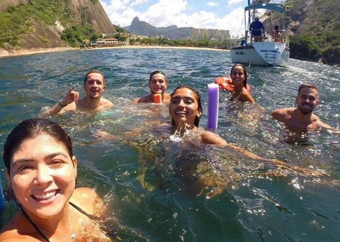 Grupo de amigos curtindo um passeio de barco privativo na Baía de Guanabara, Rio de Janeiro, a bordo do veleiro Peterson 33.