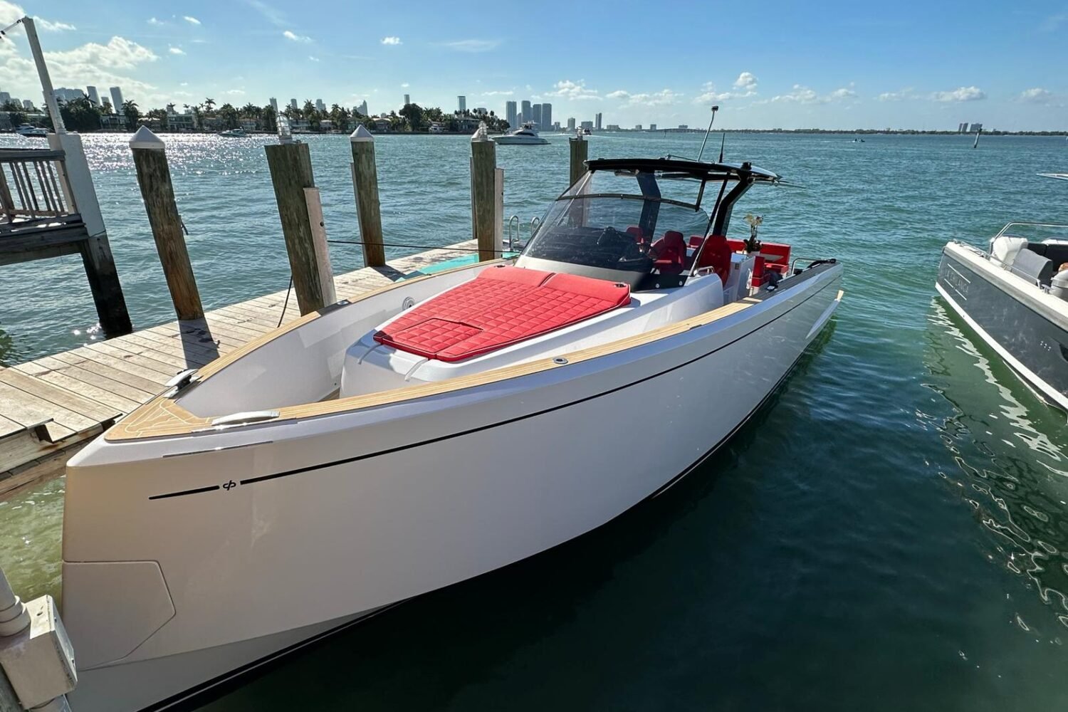 Iate Pardo 38 atracado, pronto para um passeio exclusivo com design elegante e assentos confortáveis.