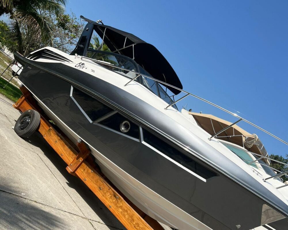 Lancha Onix Yachts 290 modelo 2024 em exposição na marina, destacando seu design moderno e acabamento sofisticado.