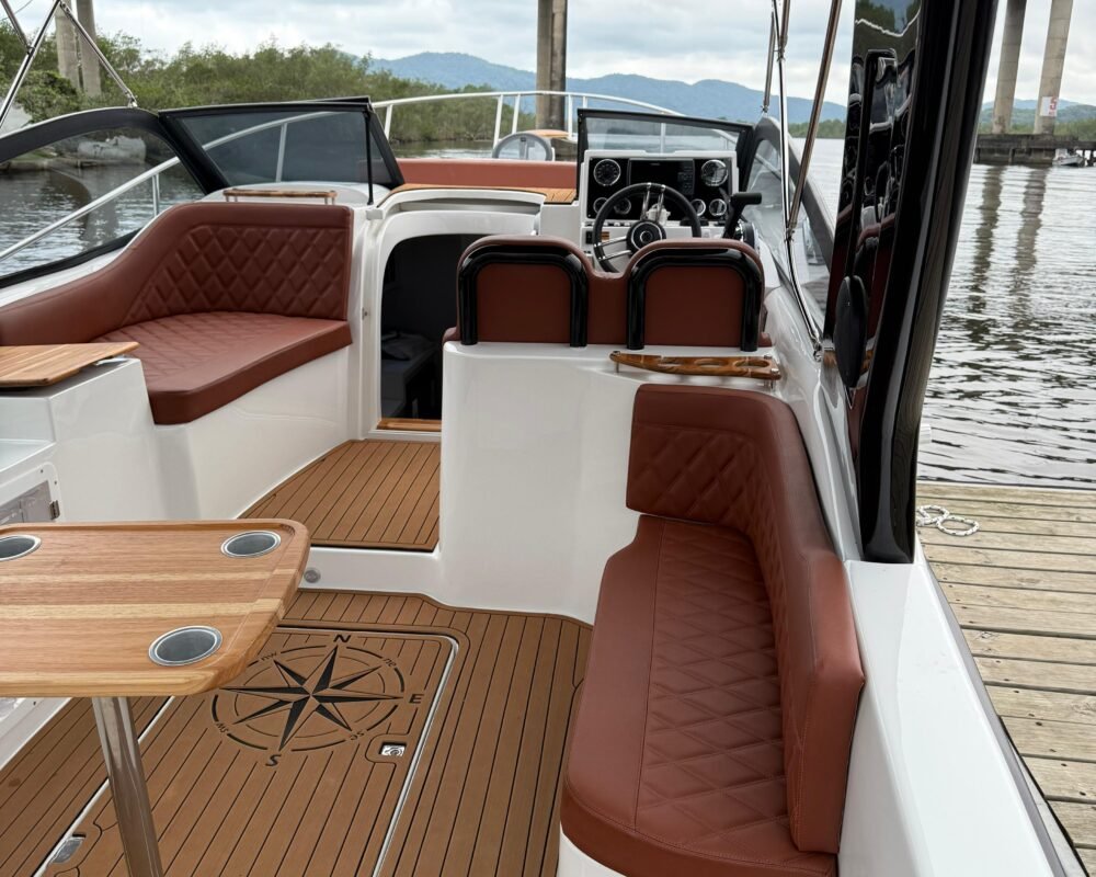 Espaço externo da Lancha Onix Yachts 290 com bancos acolchoados, mesa de apoio e cobertura para maior conforto dos passageiros.