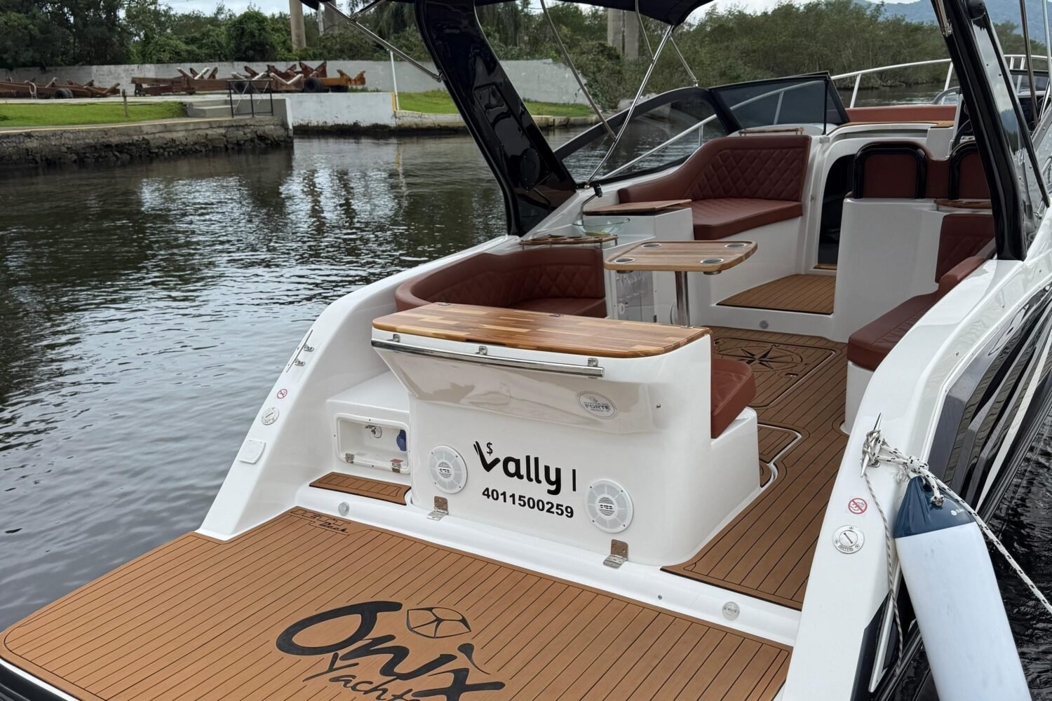 Deck de popa da Lancha Onix Yachts 290 com amplo espaço para socialização e churrasqueira integrada para momentos de lazer.