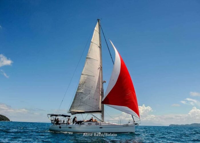 Veleiro Delta 45 com velas içadas navegando em mar aberto sob céu azul