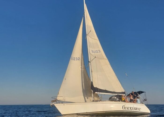 Aluguel de Veleiro Velamar 38 com velas abertas em Angra dos Reis