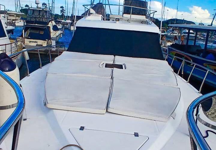 Proa da lancha Carbrasmar 55' atracada na Marina da Glória no Rio de Janeiro