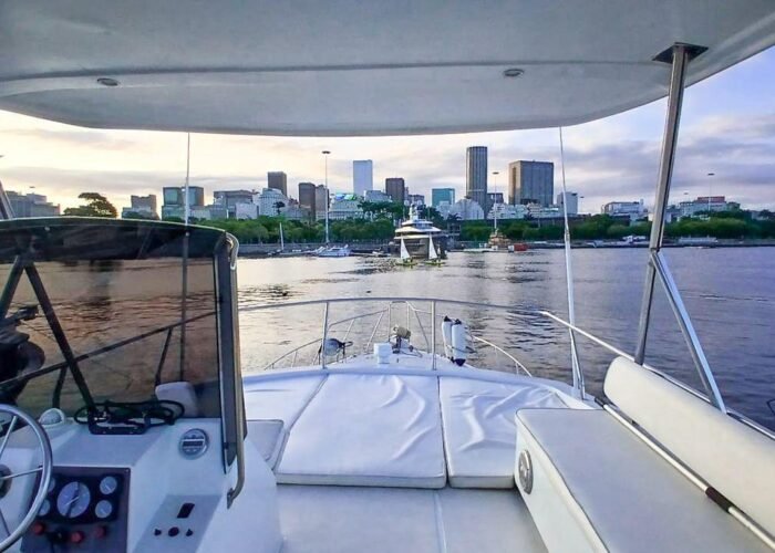Flybridge da lancha Carbrasmar 55' com vista para o skyline do Rio de Janeiro