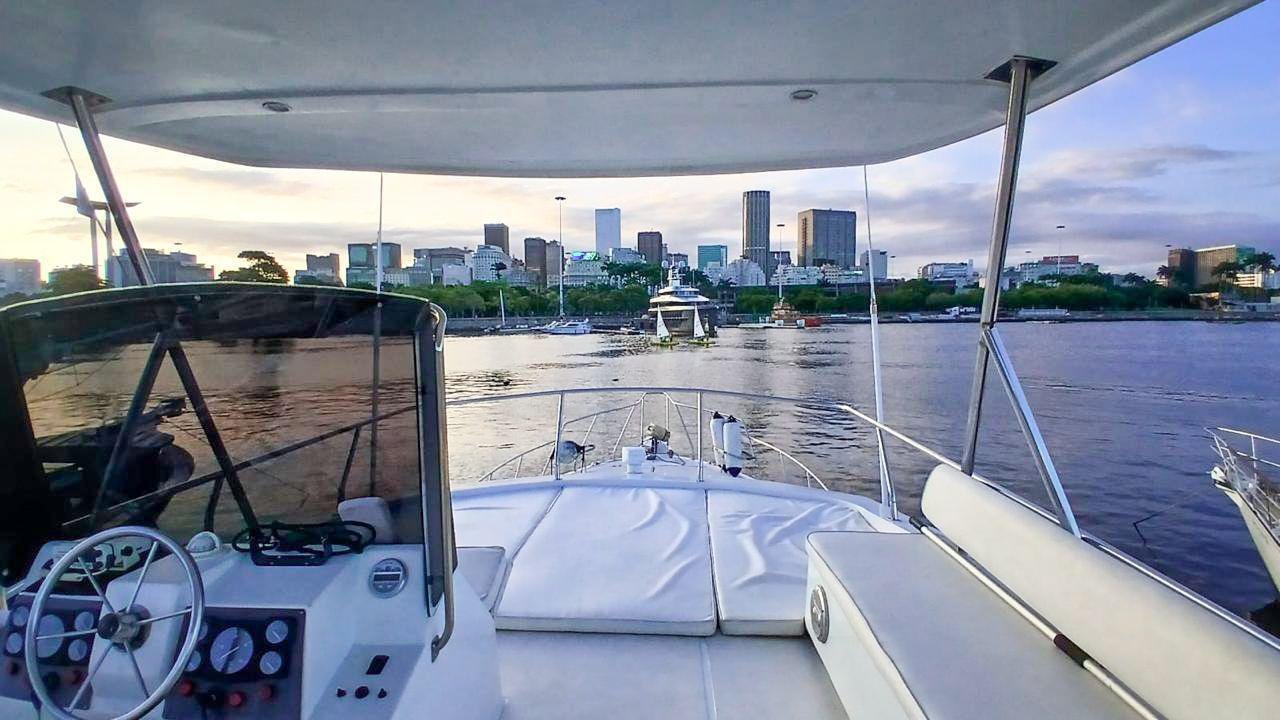 Flybridge da lancha Carbrasmar 55' com vista para o skyline do Rio de Janeiro