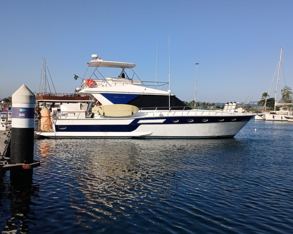 Lancha Carbrasmar 55′ ancorada na Marina da Glória, disponível para aluguel no Rio de Janeiro.