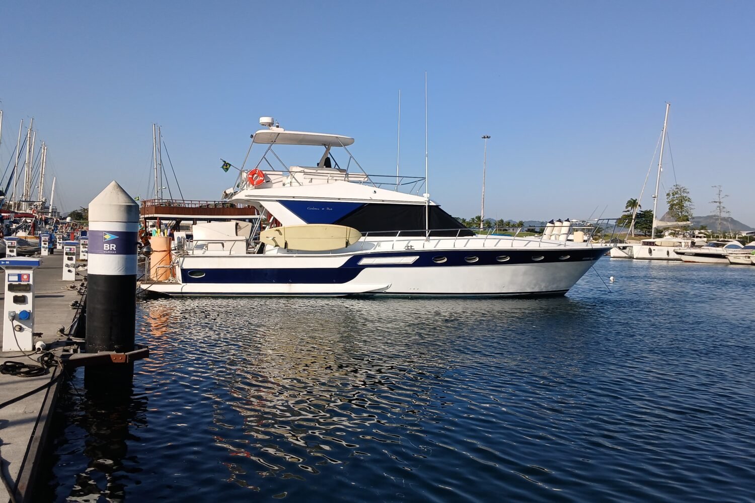 Lancha Carbrasmar 55′ ancorada na Marina da Glória, disponível para aluguel no Rio de Janeiro.