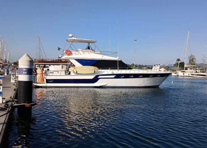 Lancha Carbrasmar 55′ ancorada na Marina da Glória, disponível para aluguel no Rio de Janeiro.