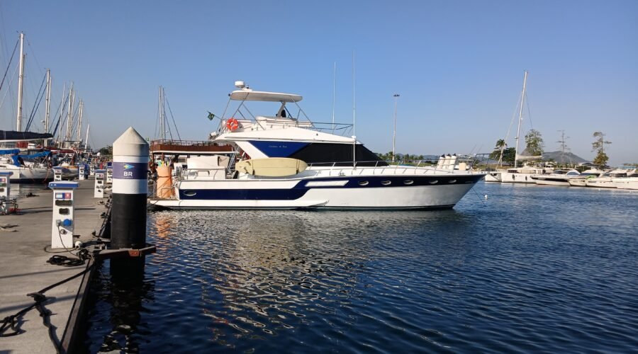 Lancha Carbrasmar 55′ ancorada na Marina da Glória, disponível para aluguel no Rio de Janeiro.