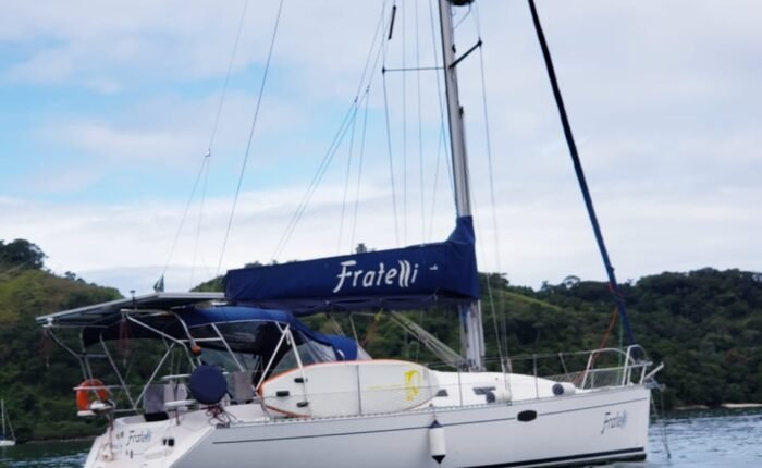 Veleiro Delta 36' ancorado pronto para aluguel de barco em Paraty