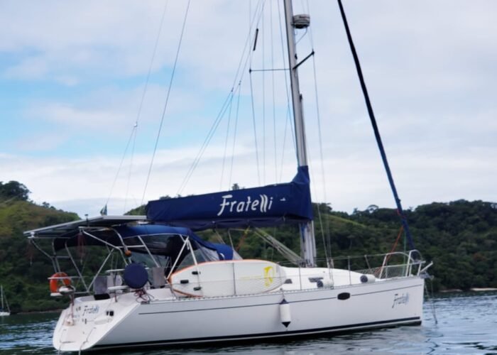 Veleiro Delta 36' ancorado pronto para aluguel de barco em Paraty