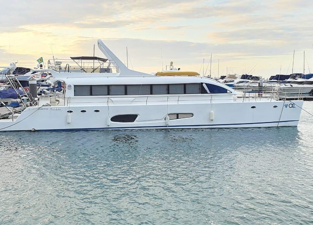 Catamarã 62 atracado na Bahia Marina em Salvador